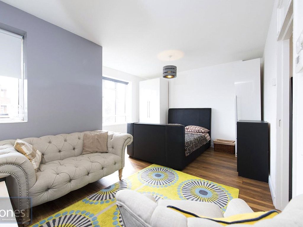 Studio to rent in West End Lane, Kilburn Vale, London NW6, £1,350 pcm Zoopla