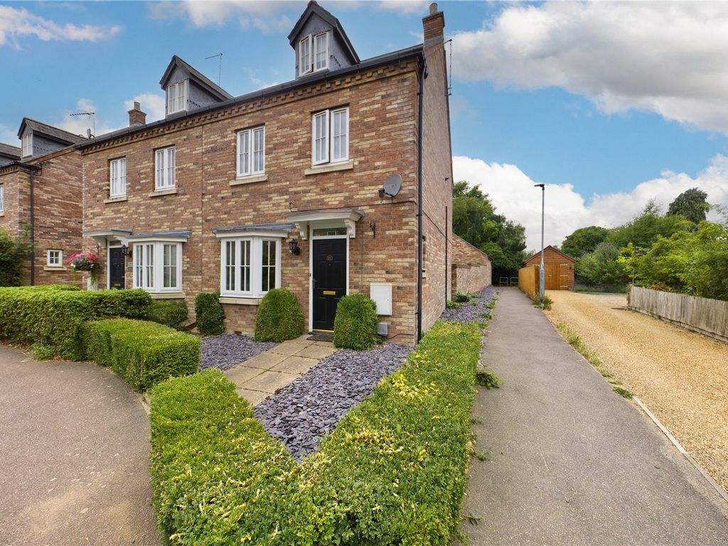4 bed semidetached house for sale in Hampton Close, Fenstanton
