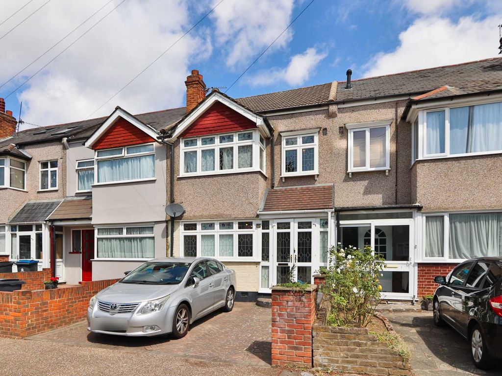 3 bed terraced house to rent in Cromwell Ave, New Malden KT3, £2,200