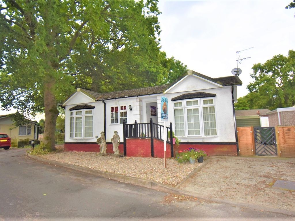 2 bed mobile/park home for sale in Carter Avenue, London Road, West