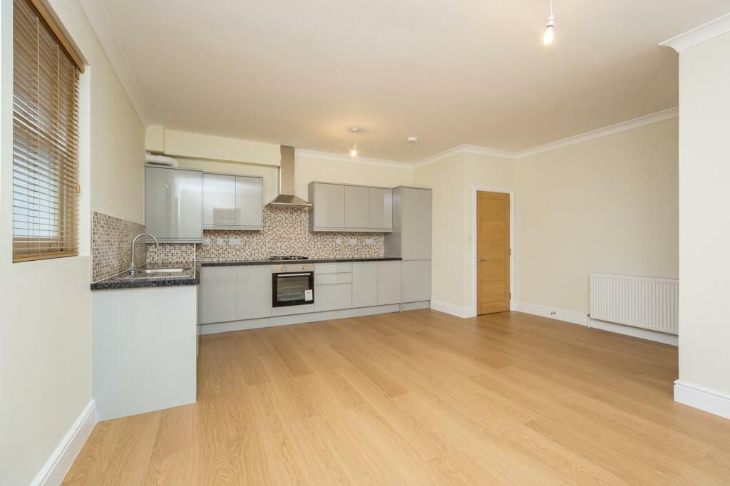 3 bed flat to rent in (3 Bed, 2 Bath, Balcony)New Wanstead, Snaresbrook