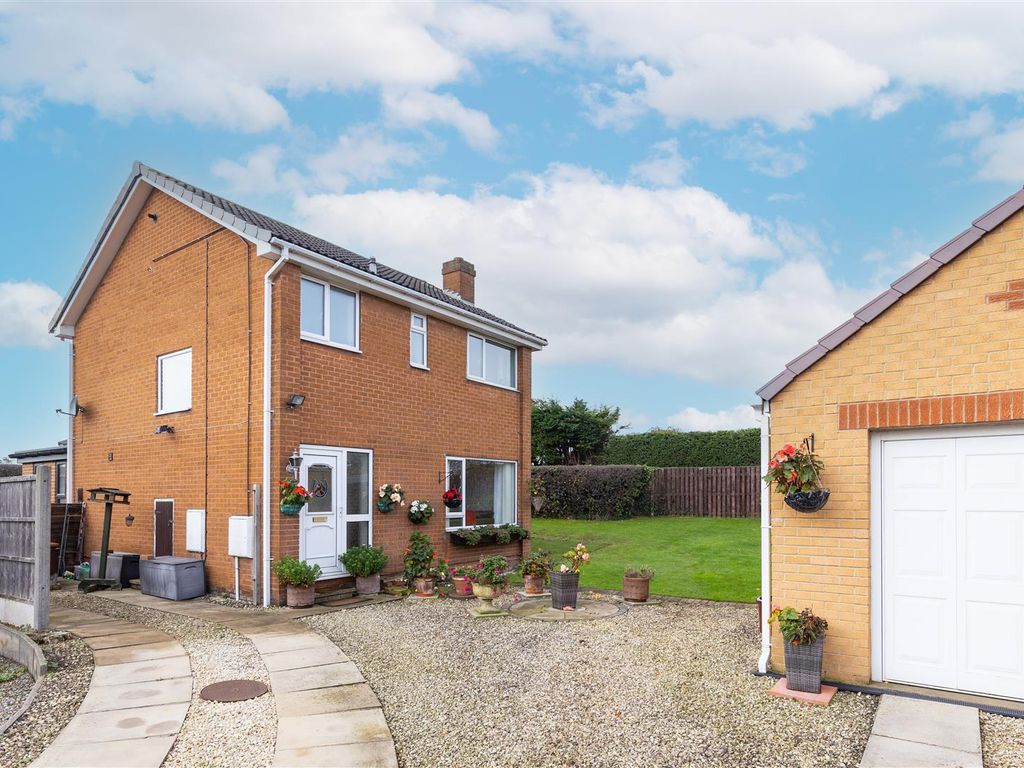 3 bed detached house for sale in Barnard Close, Leeds LS15 Zoopla