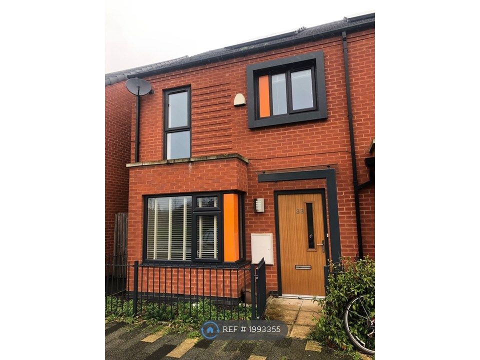 3 bed semidetached house to rent in Amersham Park Road, Salford M6, £