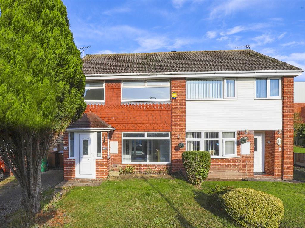3 bed semidetached house to rent in Darwin Close, Top Valley