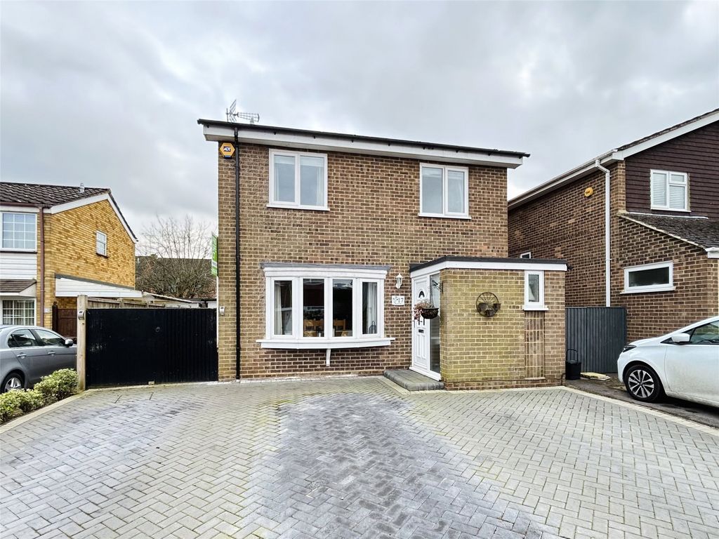 4 bed detached house for sale in Russell Way, Winnersh, Wokingham