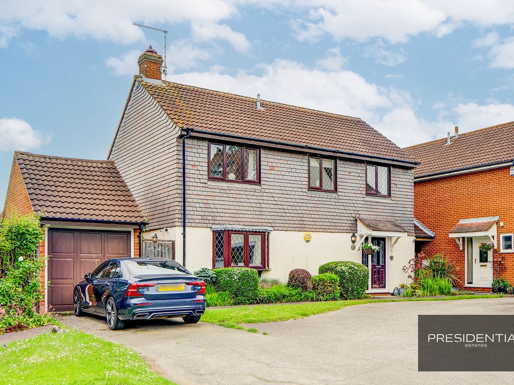 4 bed detached house for sale in The Lindens, Loughton IG10, £900,000