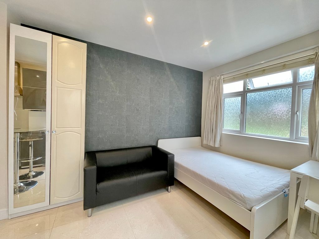 Studio to rent in North Crescent, Finchley Central, London N3 Zoopla