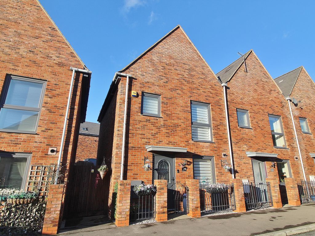 3 bed property for sale in St. Richards Gardens, Campbell Crescent