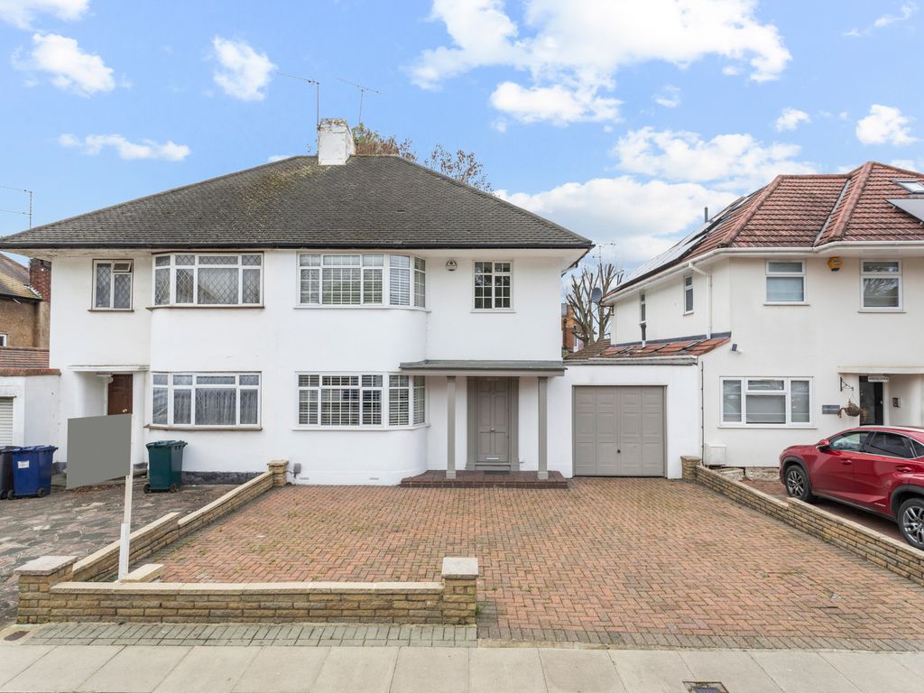 3 bed detached house for sale in St. Margarets Road, Edgware HA8, £