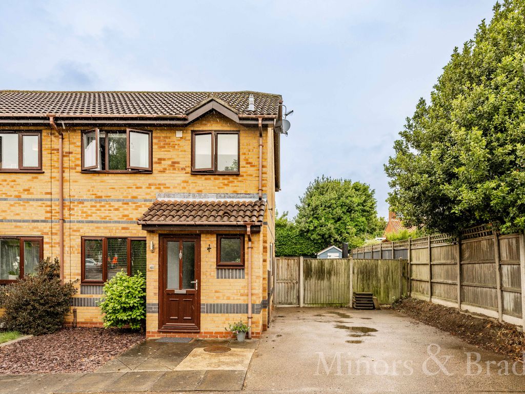 3 bed semidetached house for sale in Westfield Road, Brundall, Norwich