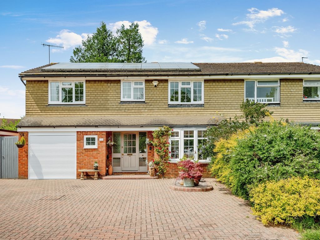 4 bed semidetached house for sale in Sarel Way, Horley RH6 Zoopla