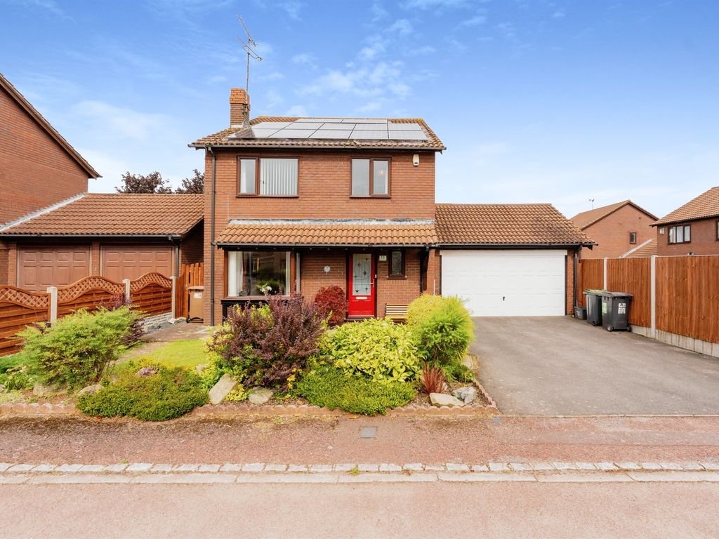 4 bed detached house for sale in Harbury Dell, Luton LU3, £550,000 Zoopla