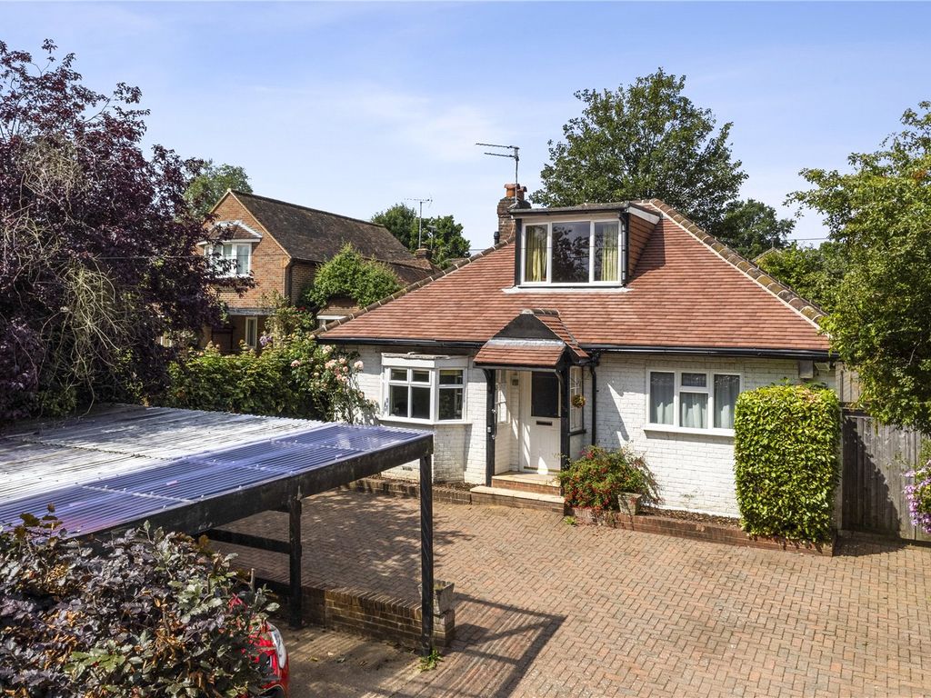 4 bed detached bungalow for sale in Stanley Hill, Amersham HP7, £