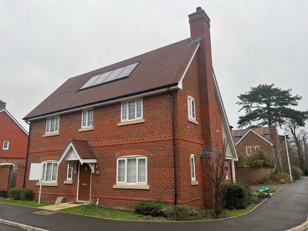 3 bed semidetached house to rent in Wokingham, Berkshire RG41, £2,400
