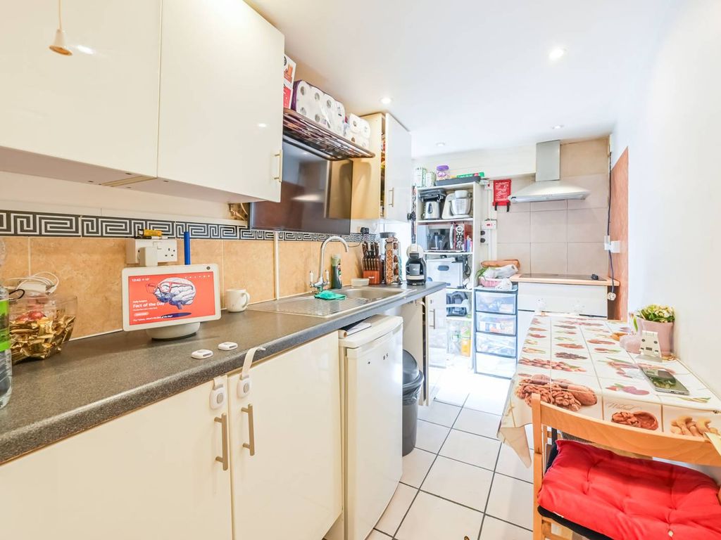 2 bed flat for sale in Studley Road, Forest Gate, London E7, £325,000