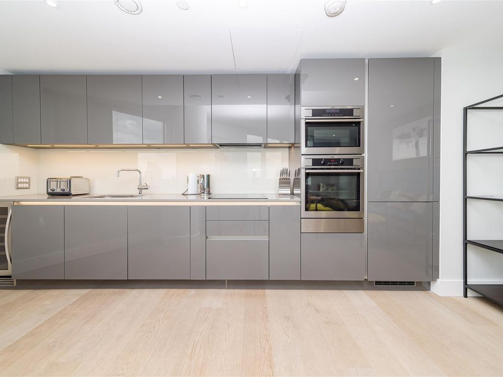 2 bed flat to rent in Lombard Wharf, 12 Lombard Road, London SW11, £