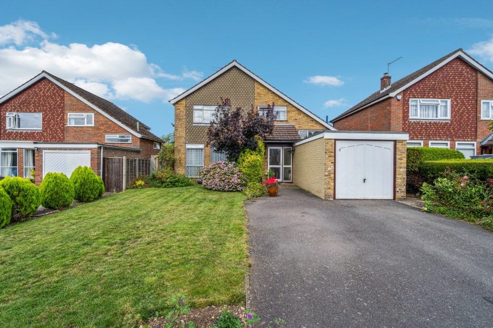 5 bed detached house for sale in Hyrons Close, Amersham HP6, £1,050,000