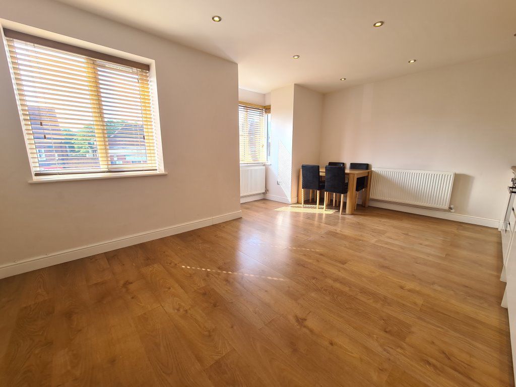 2 bed flat to rent in High Street, Potters Bar EN6, £1,599 pcm Zoopla