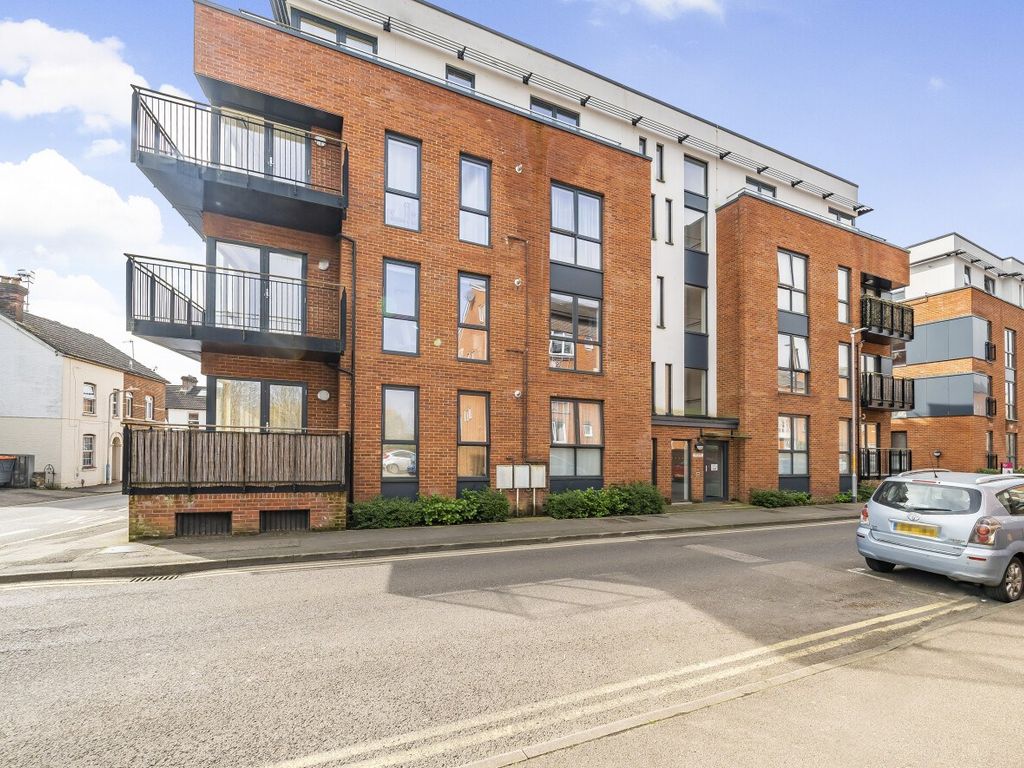 1 bed flat for sale in Iron House, 31 Avebury Avenue, Tonbridge TN9, £