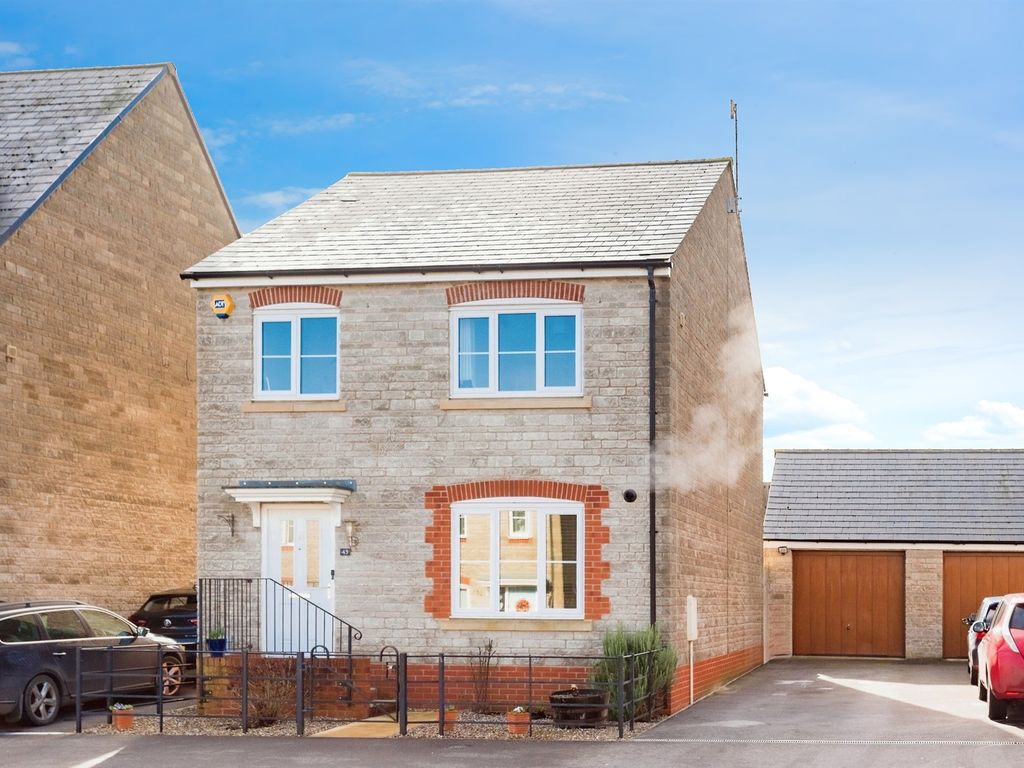 4 bed detached house for sale in Cowleaze, Purton, Swindon SN5, £