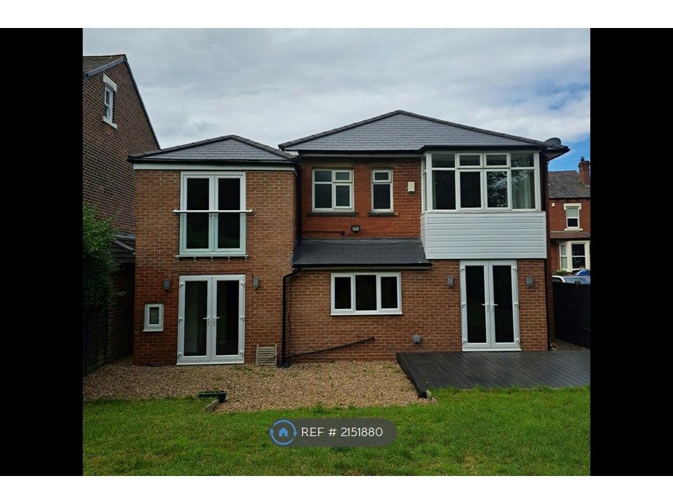 4 bed detached house to rent in Gledhow Wood Avenue, Leeds LS8, £2,600