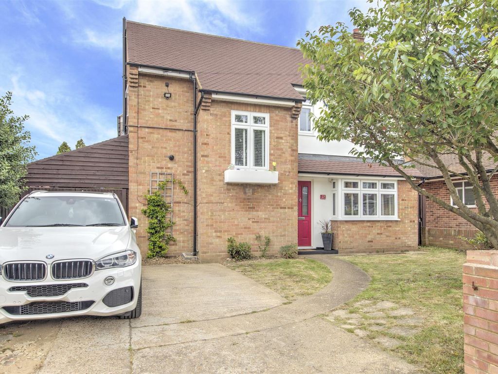 4 bed detached house for sale in Cedars Drive, Hillingdon Village UB10