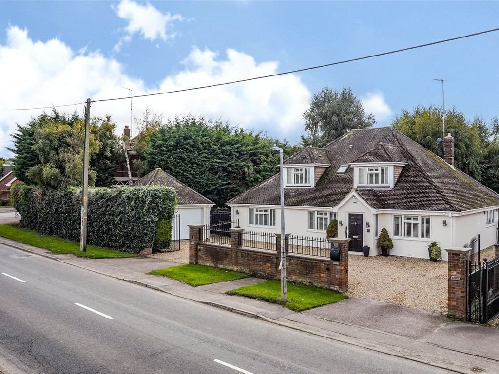 5 bed detached house for sale in Luton Road, Chalton, Luton