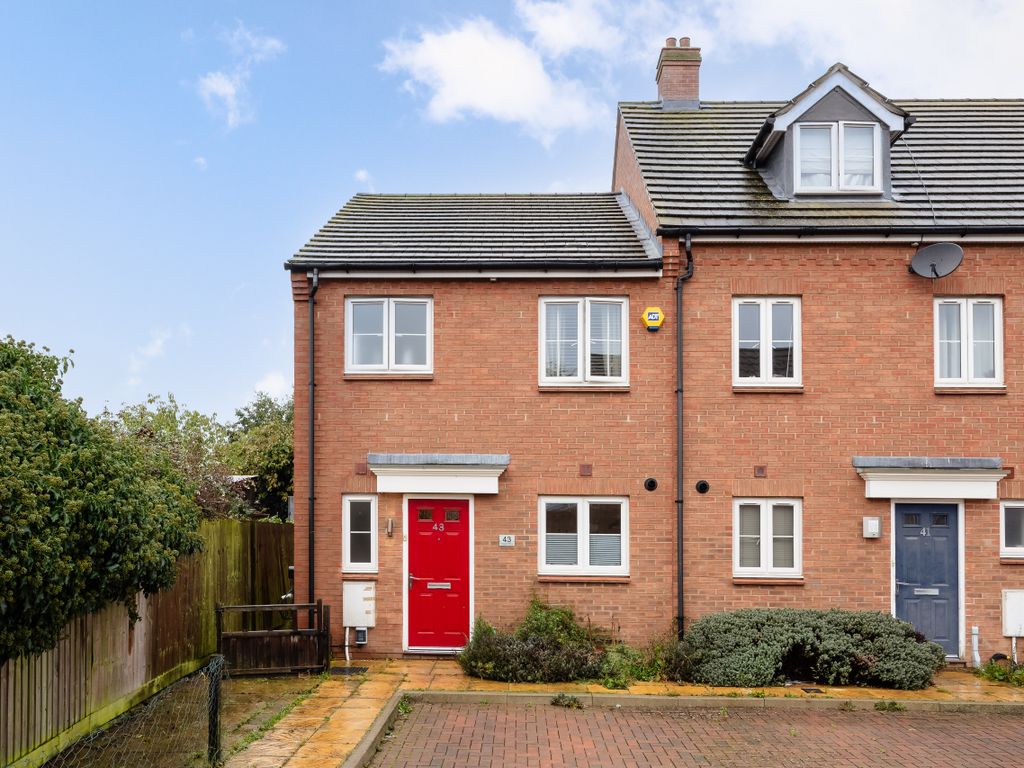 3 bed semidetached house for sale in Chappell Close, Aylesbury HP19, £
