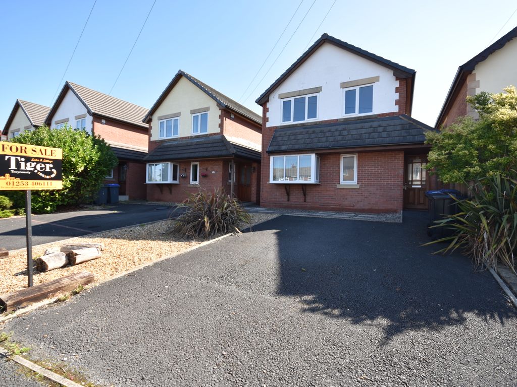4 bed detached house to rent in Meanwood Avenue, Blackpool FY4, £1,350