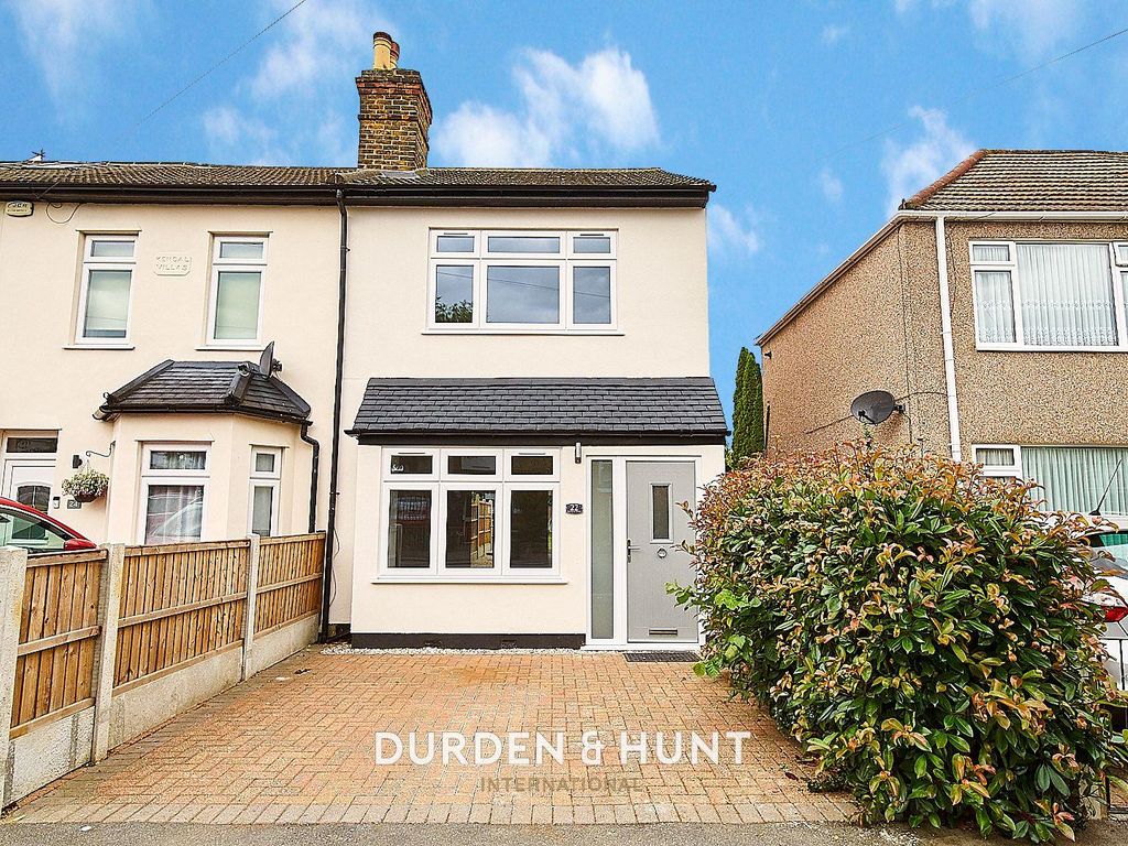 3 bed semidetached house for sale in Salisbury Road, Gidea Park RM2