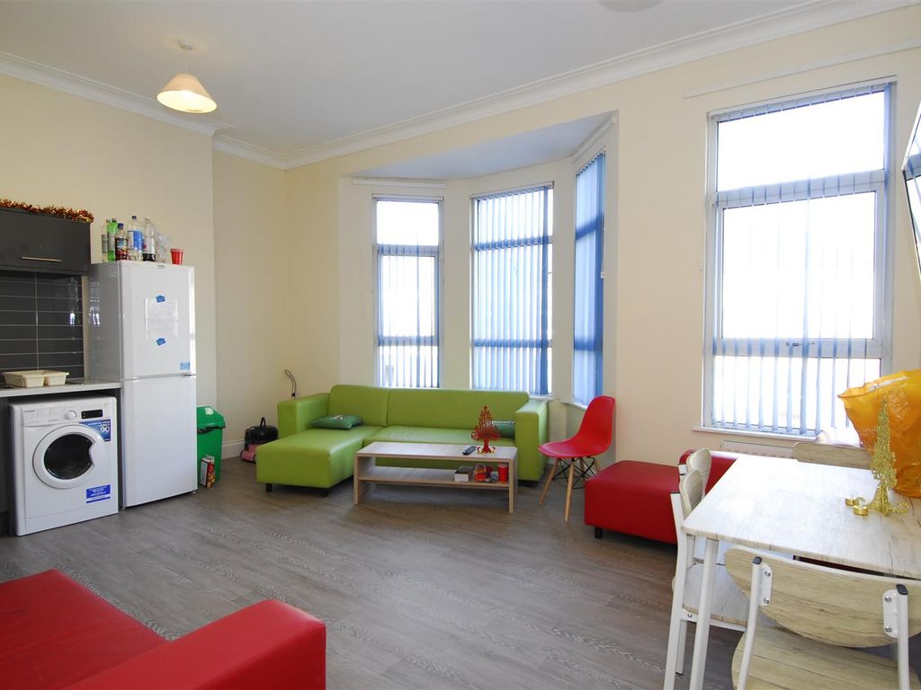 3 bed flat to rent in Beaumont Road, Flat 3, Plymouth PL4, £563 pcm