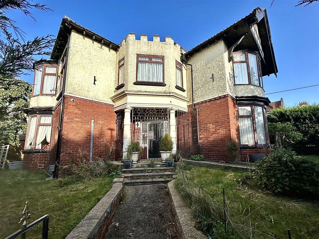 5 bed detached house for sale in The Knoll, Granville Terrace, Wheatley