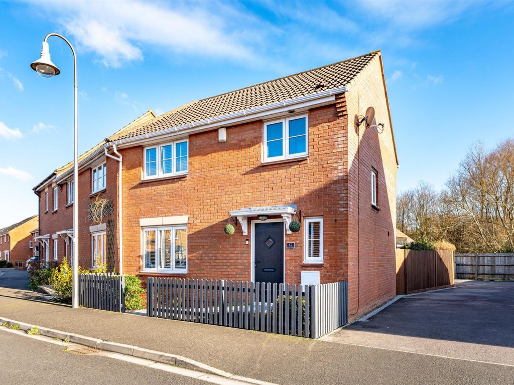 3 bed semidetached house for sale in Willow Close, St. Weston