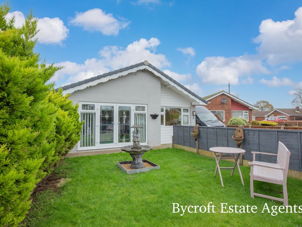3 bed detached bungalow for sale in Meadow Close, Hemsby, Great