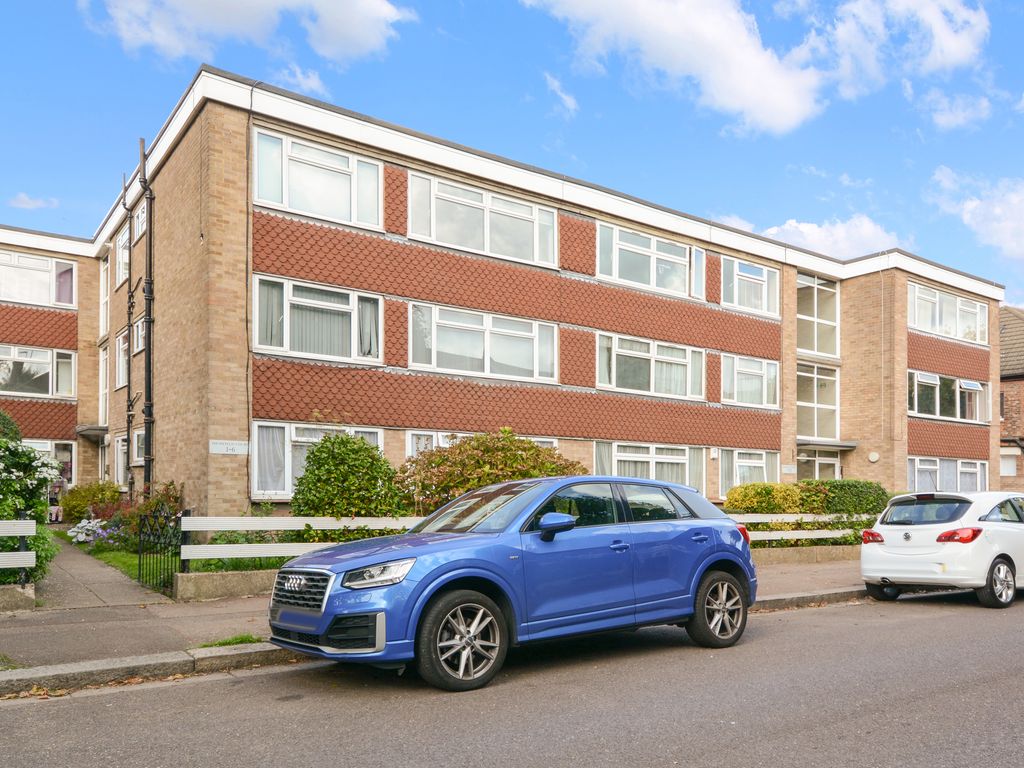 2 bed flat for sale in St Margarets Road, Aldersbrook E12, £335,000
