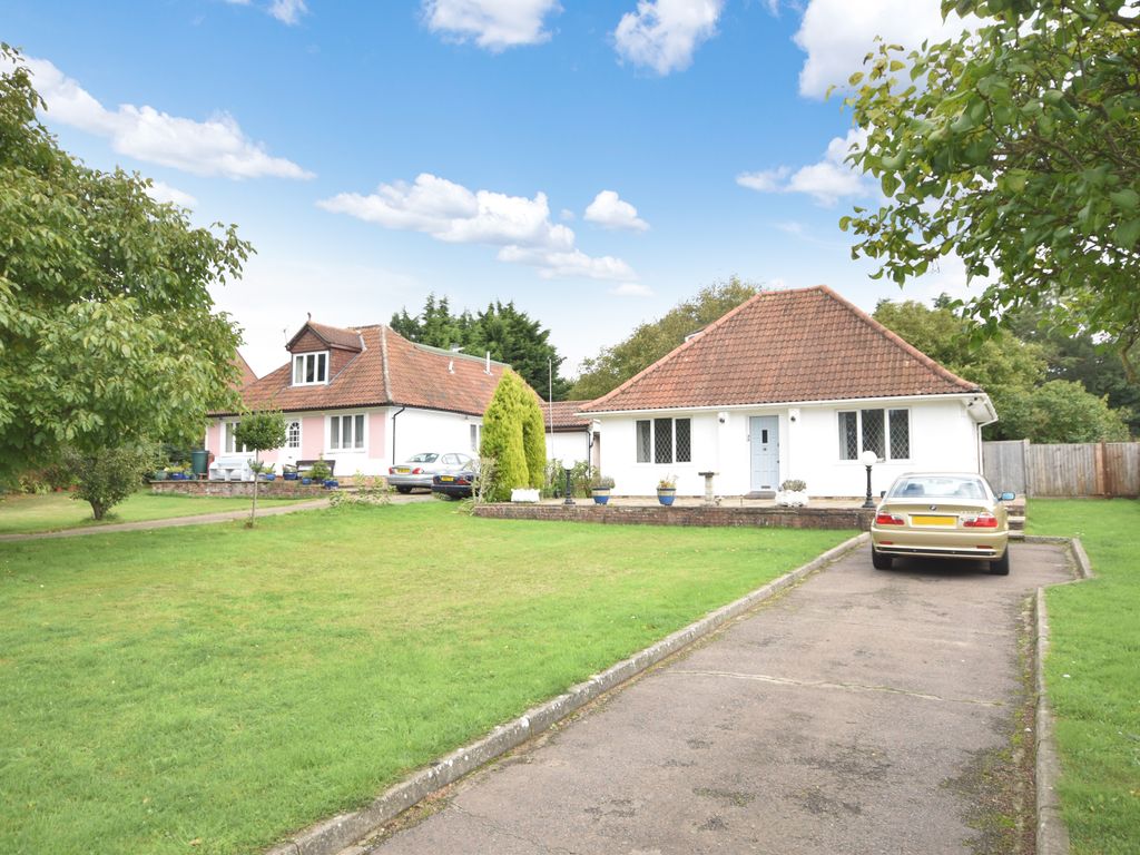 3 bed bungalow to rent in Kaydene, Cambridge Road, Ugley,