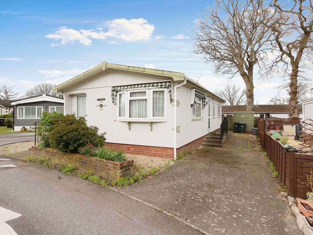 2 bed mobile/park home for sale in The Avenue, Oak Tree Park, St