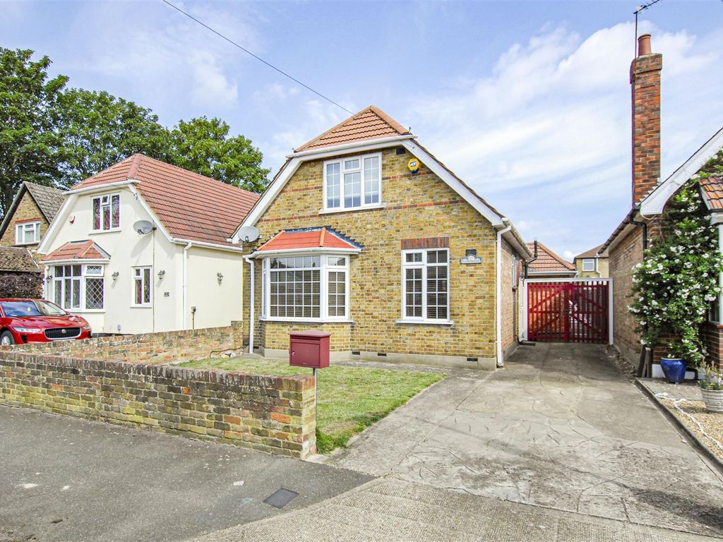 3 bed detached bungalow for sale in Clammas Way, Cowley, Uxbridge UB8