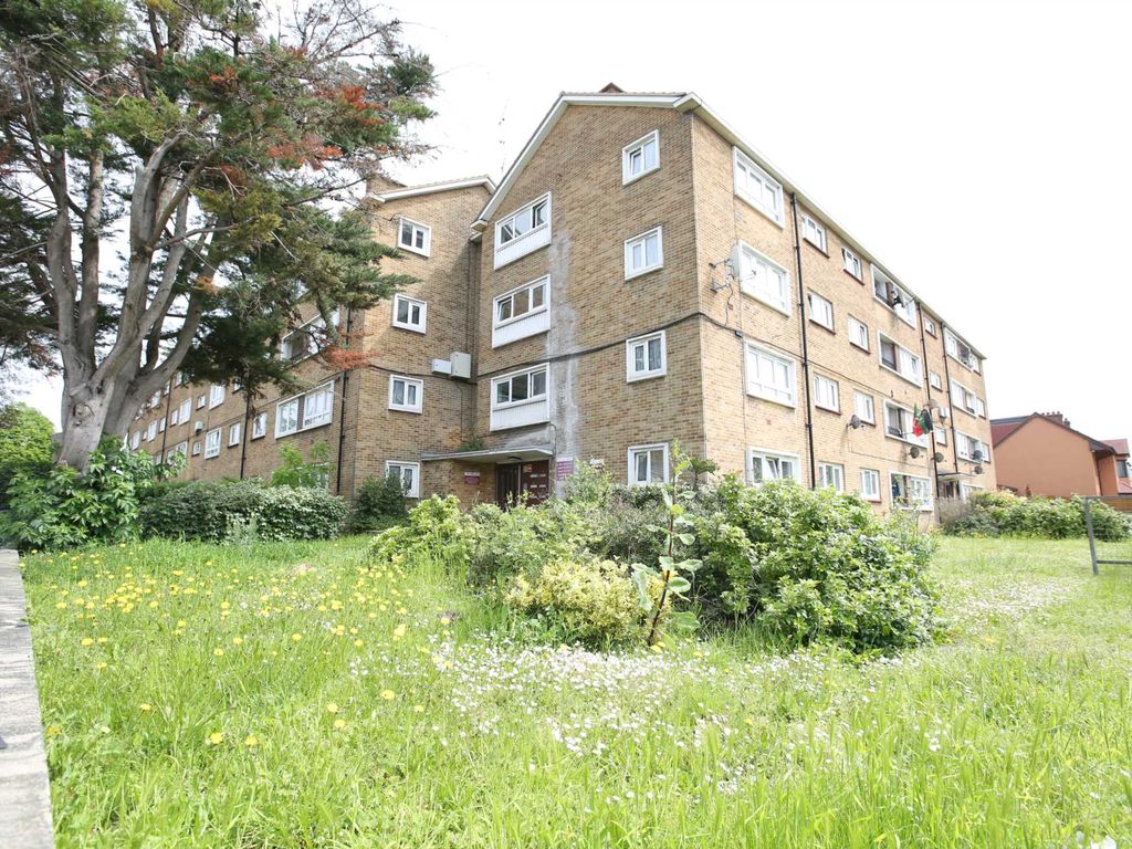 3 bed flat for sale in Lonsdale Close, East Ham, London E6 Zoopla