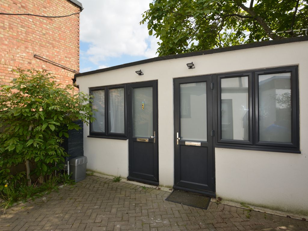 Studio to rent in Spring Gardens, West Molesey KT8 Zoopla