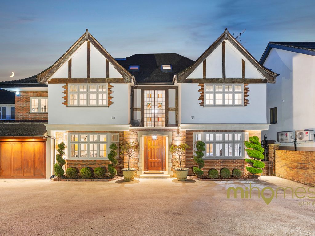 8 bed detached house for sale in Lancaster Avenue, EN4, £