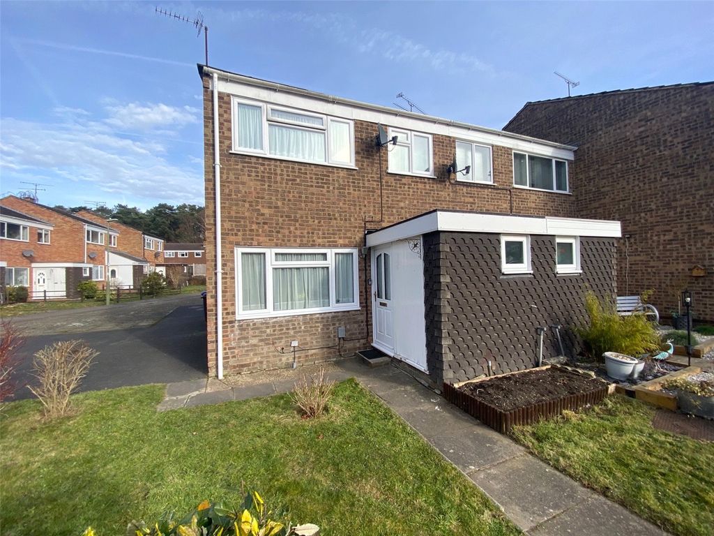 3 bed end terrace house for sale in Pinewood Park, Farnborough
