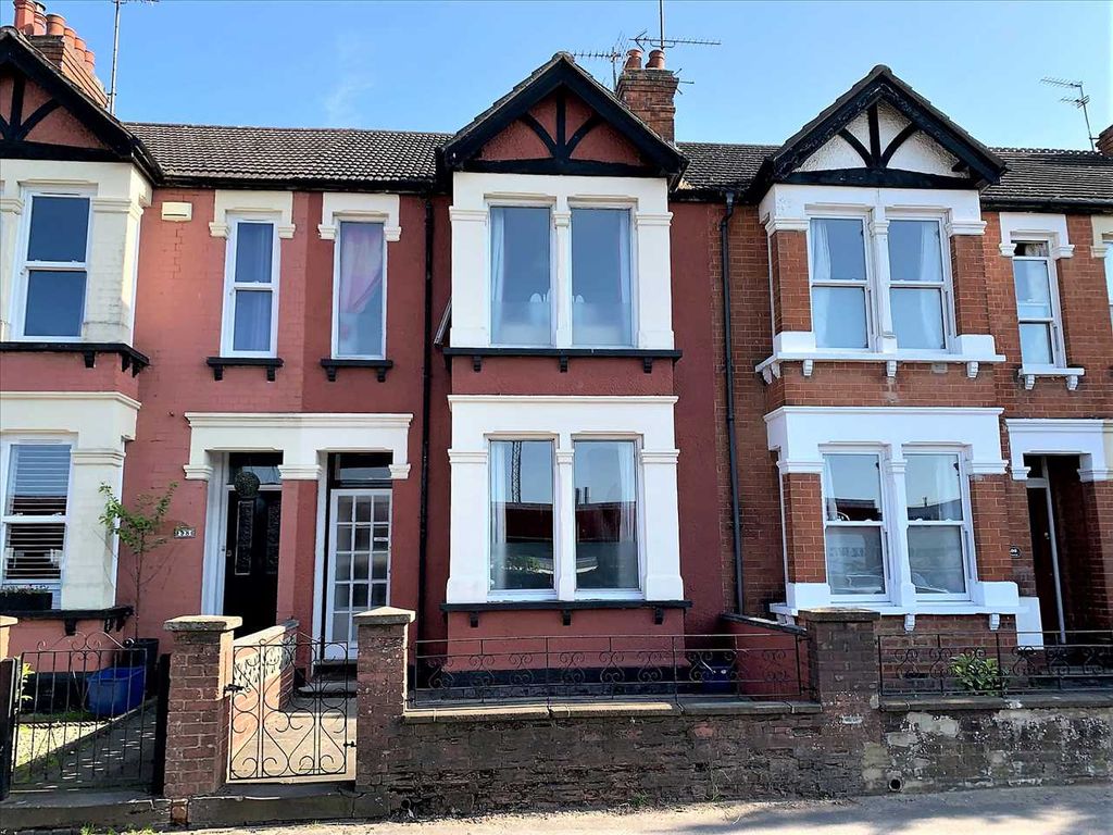 4 bed terraced house for sale in Stratford Road, Wolverton, Milton