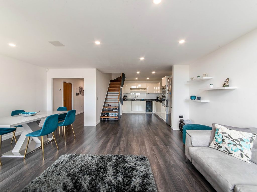 2 bed penthouse for sale in Metropolitan Station Approach, Watford WD18