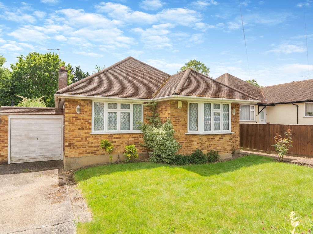 2 bed bungalow for sale in Oakington Avenue, Amersham HP6, £795,000