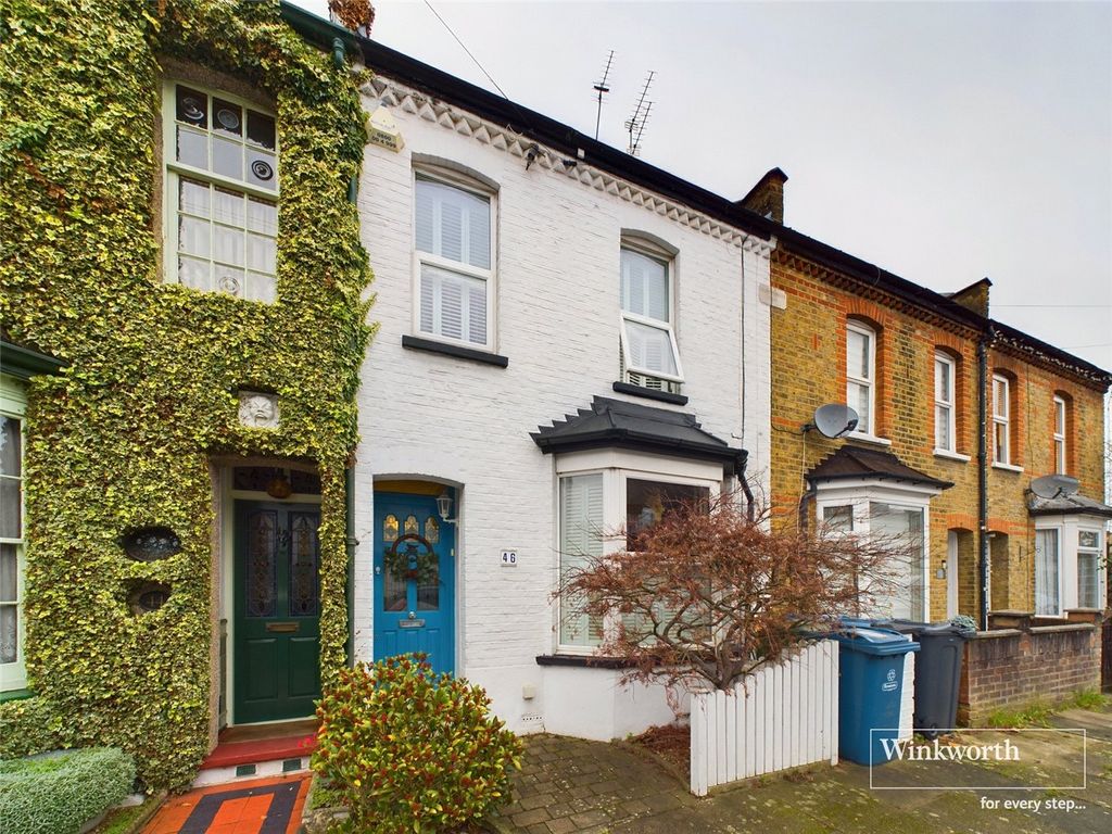 2 bed end terrace house to rent in Mead Road, Edgware HA8, £2,250 pcm