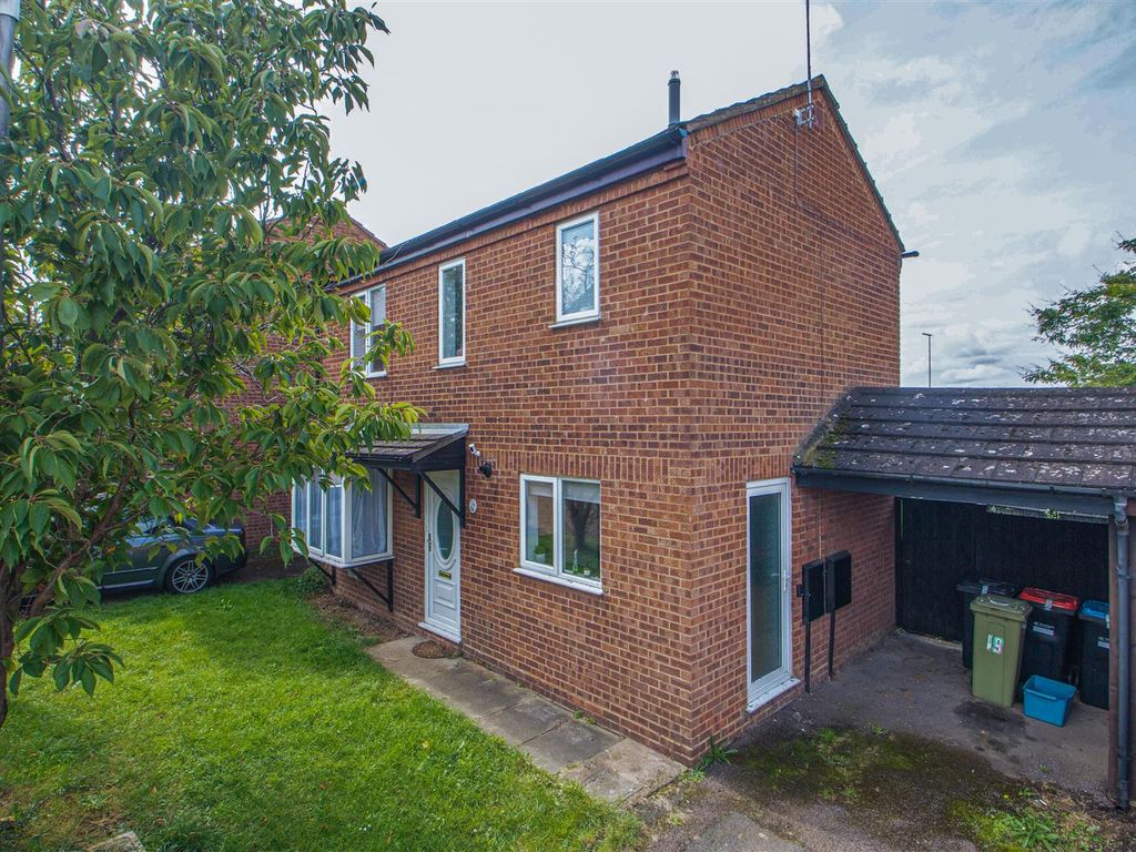 3 bed semidetached house to rent in Bampton Close, Furzton, Milton