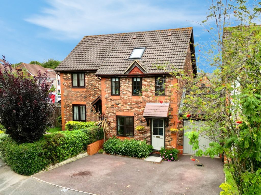 4 bed semidetached house for sale in Moorhen Drive, Earley, Wokingham