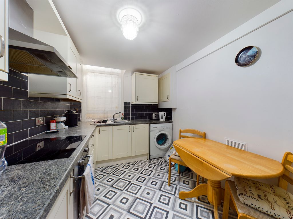 1 bed flat to rent in Potters Hill, Torquay TQ1 Zoopla