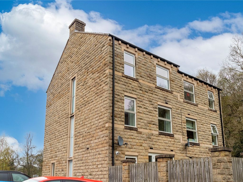 4 bed semidetached house for sale in Woodland View, Thongsbridge